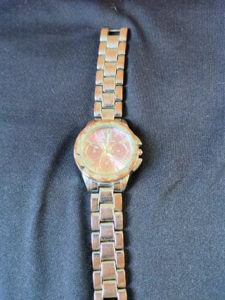 Reloj de pulsera rosa y plateado
