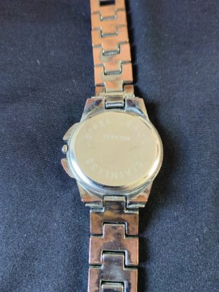 Reloj de pulsera rosa y plateado