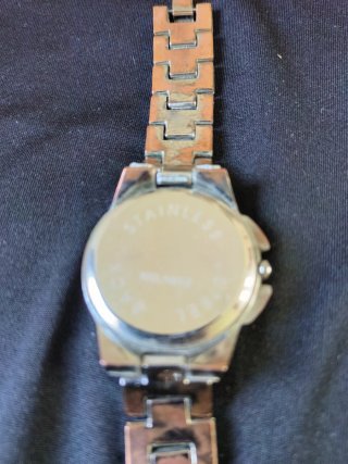 Reloj de pulsera rosa y plateado