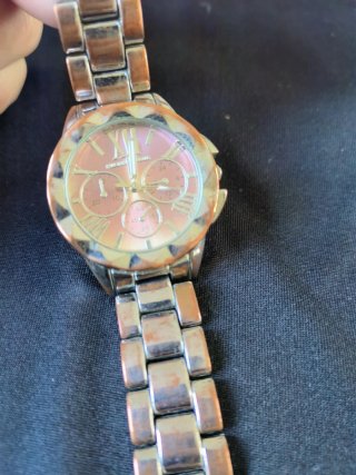 Reloj de pulsera rosa y plateado