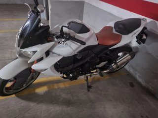 Kawasaki Z1000 Blanca y Marrón