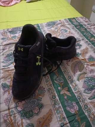 Zapatillas Under Armour Negras y Amarillas