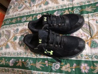 Zapatillas Under Armour Negras y Amarillas