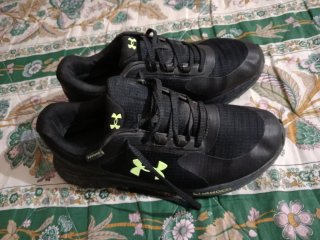 Zapatillas Under Armour Negras y Amarillas