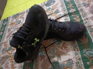 Zapatillas Under Armour Negras y Amarillas