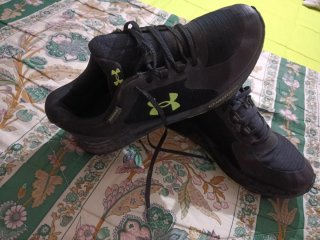 Zapatillas Under Armour Negras y Amarillas
