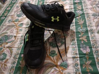 Zapatillas Under Armour Negras y Amarillas