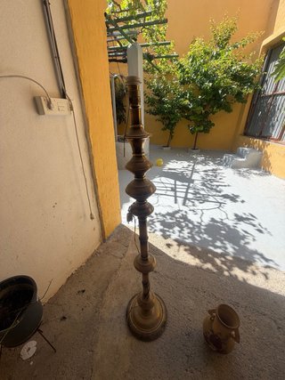 Lámpara de pie decorativa dorada
