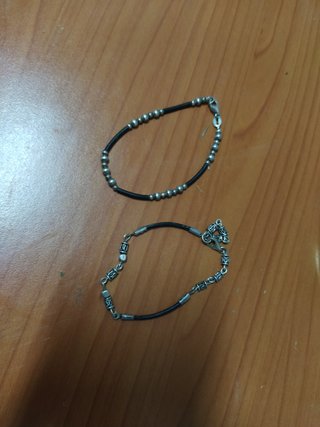 Pulsera de cuero y cuentas plateadas