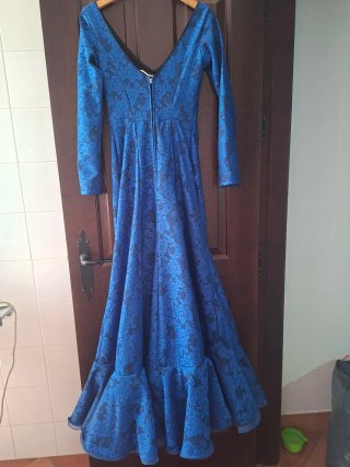 Traje Flamenca Azul Talla XS,abotonada delante .