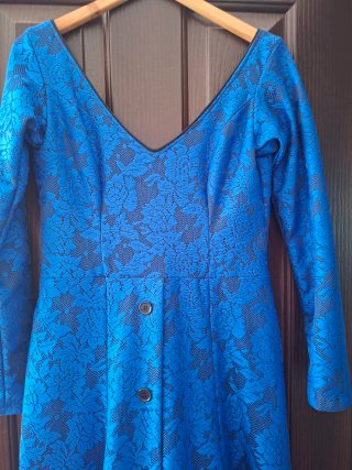 Traje Flamenca Azul Talla XS,abotonada delante .