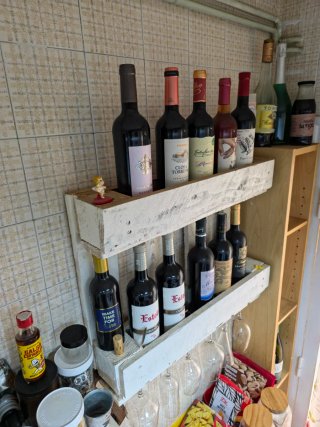 Estante botellero y copero de madera