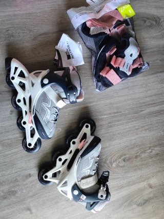Patines en línea grises y blancos