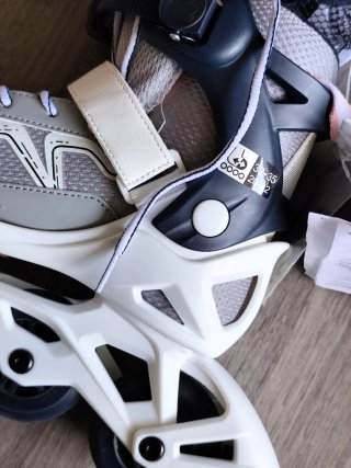 Patines en línea grises y blancos