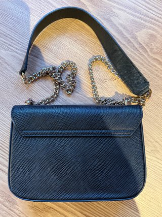 Bandolera Guess negra saffiano