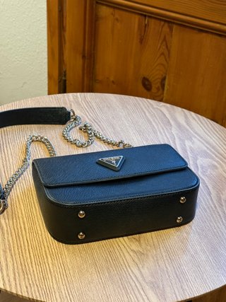 Bandolera Guess negra saffiano