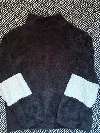 Chaqueta de pelo negra y blanca