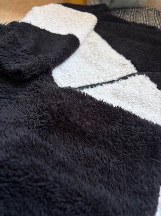 Chaqueta de pelo negra y blanca