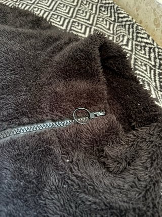 Chaqueta de pelo negra y blanca