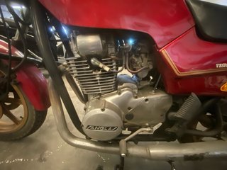 Yamaha Sanglas Roja y Dorada