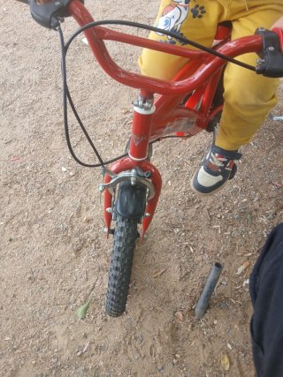 Bicicleta infantil roja con ruedines