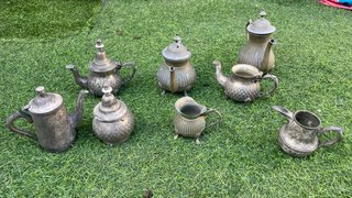 Lotto di 8 teiere/caraffe metalliche in stile arabo