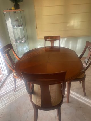 Aparador, mesa extensible y 4 sillas