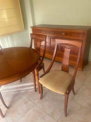 Aparador, mesa extensible y 4 sillas