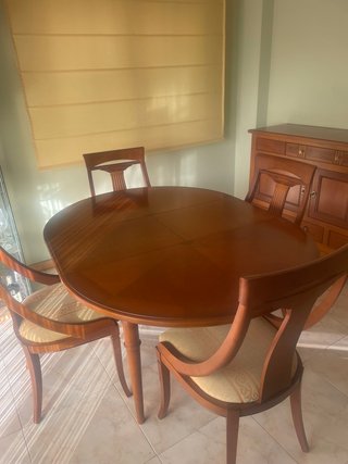 Aparador, mesa extensible y 4 sillas