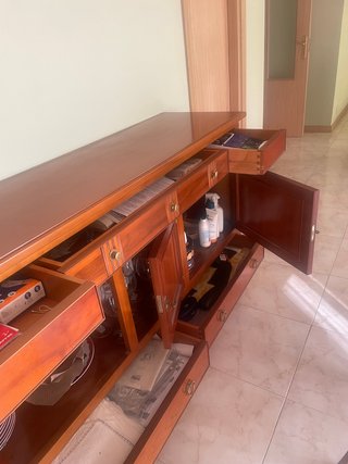 Aparador, mesa extensible y 4 sillas
