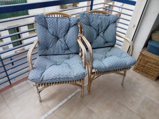 2 Sillones Mimbre con Cojines Azules.