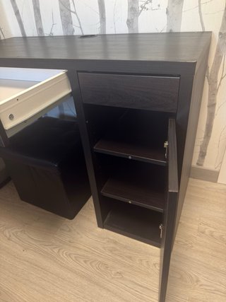 Escritorio madera oscuro con pasacables