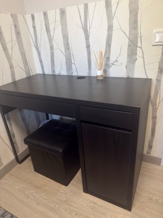 Escritorio madera oscuro con pasacables