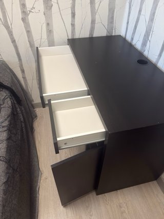 Escritorio madera oscuro con pasacables