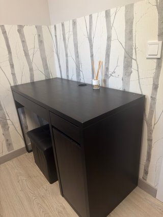 Escritorio madera oscuro con pasacables