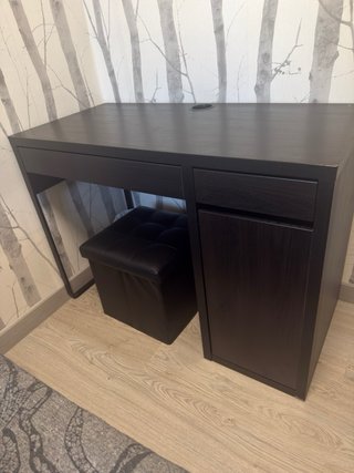 Escritorio madera oscuro con pasacables