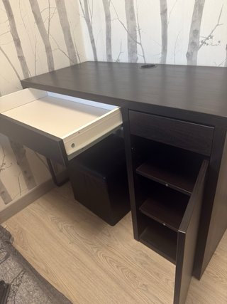 Escritorio madera oscuro con pasacables
