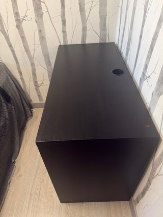 Escritorio madera oscuro con pasacables