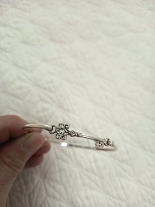 Pulsera rígida plata con llave