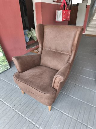 Butaca orejera IKEA marrón