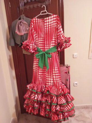 Precioso traje de flamenca rojo y verde