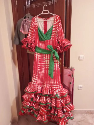 Precioso traje de flamenca rojo y verde