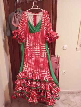 Precioso traje de flamenca rojo y verde