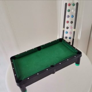 Mini mesa de billar con tacos y bolas