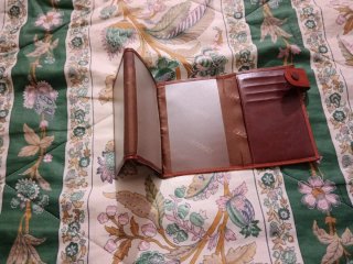 Cartera de piel marrón