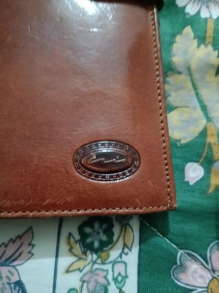 Cartera de piel marrón