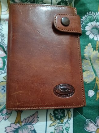 Cartera de piel marrón