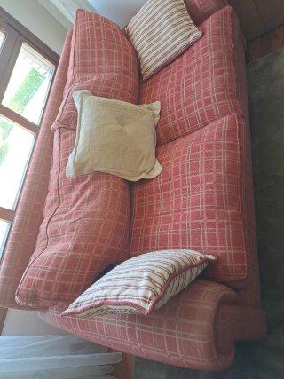 Sofá cama cuadros teja con cojines