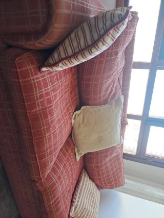 Sofá cama cuadros teja con cojines