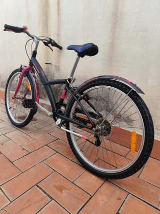 Bicicleta infantil Btwin rosa y negra
